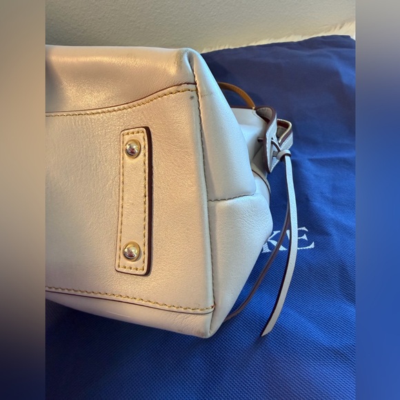 Dooney & Bourke Cream leather Shoulder Bag with Red interior - Picture 6 of 16